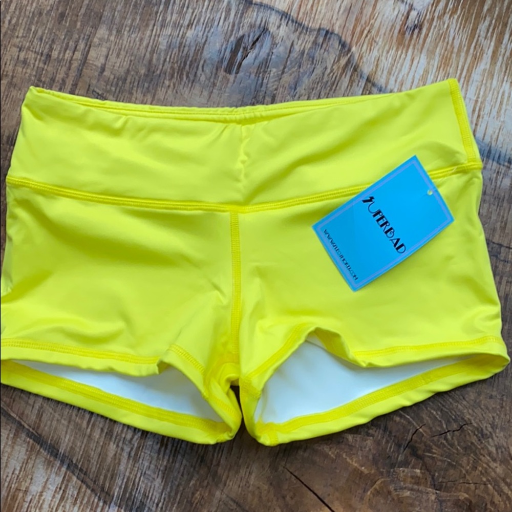 NWT size m Fleo shorts